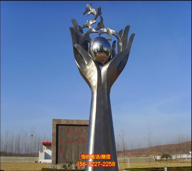 不銹鋼鴿子雕塑，點綴美麗的廣場