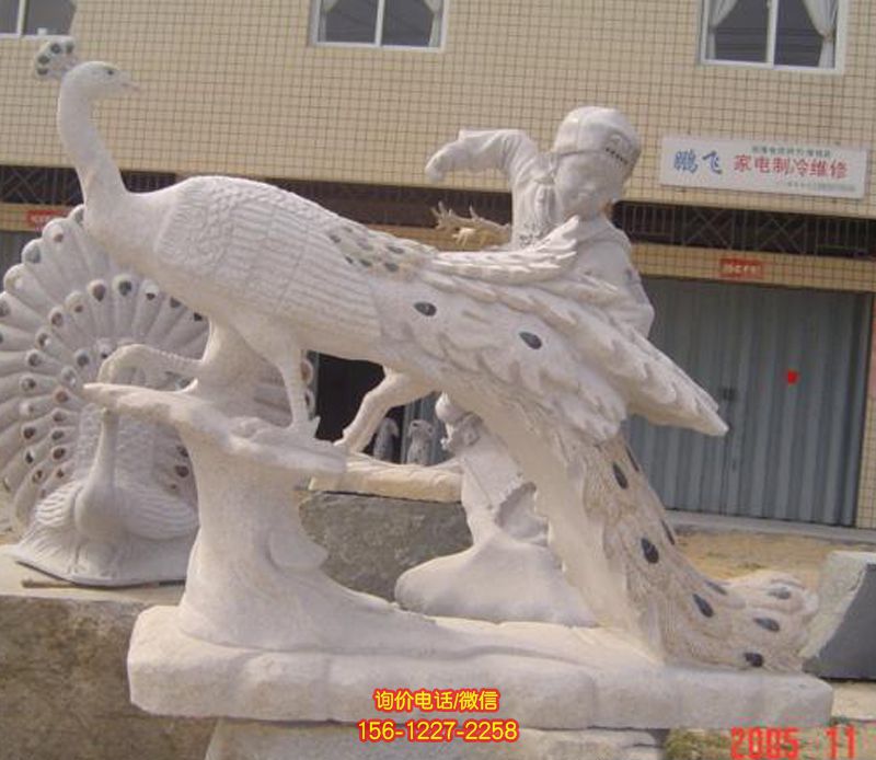 公園里小孩撫摸回頭孔雀漢白玉石雕創意孔雀雕塑 公園里小孩撫摸回頭孔雀漢白玉石雕創意孔雀雕塑