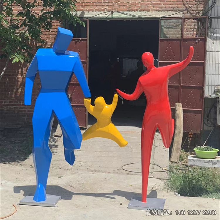 幾何切面散步人物雕塑，抽象三口之家雕塑加工廠家